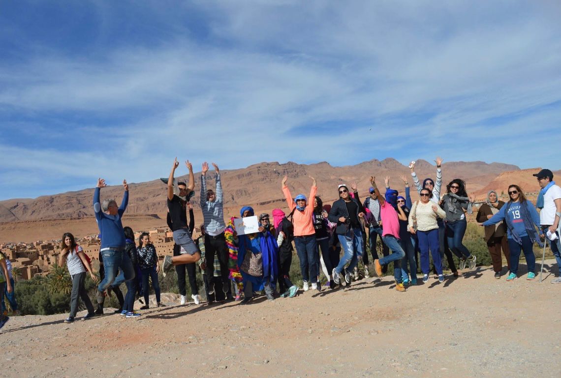 Voyageurs Ready To Go Voyage devant les montagnes de l'Atlas