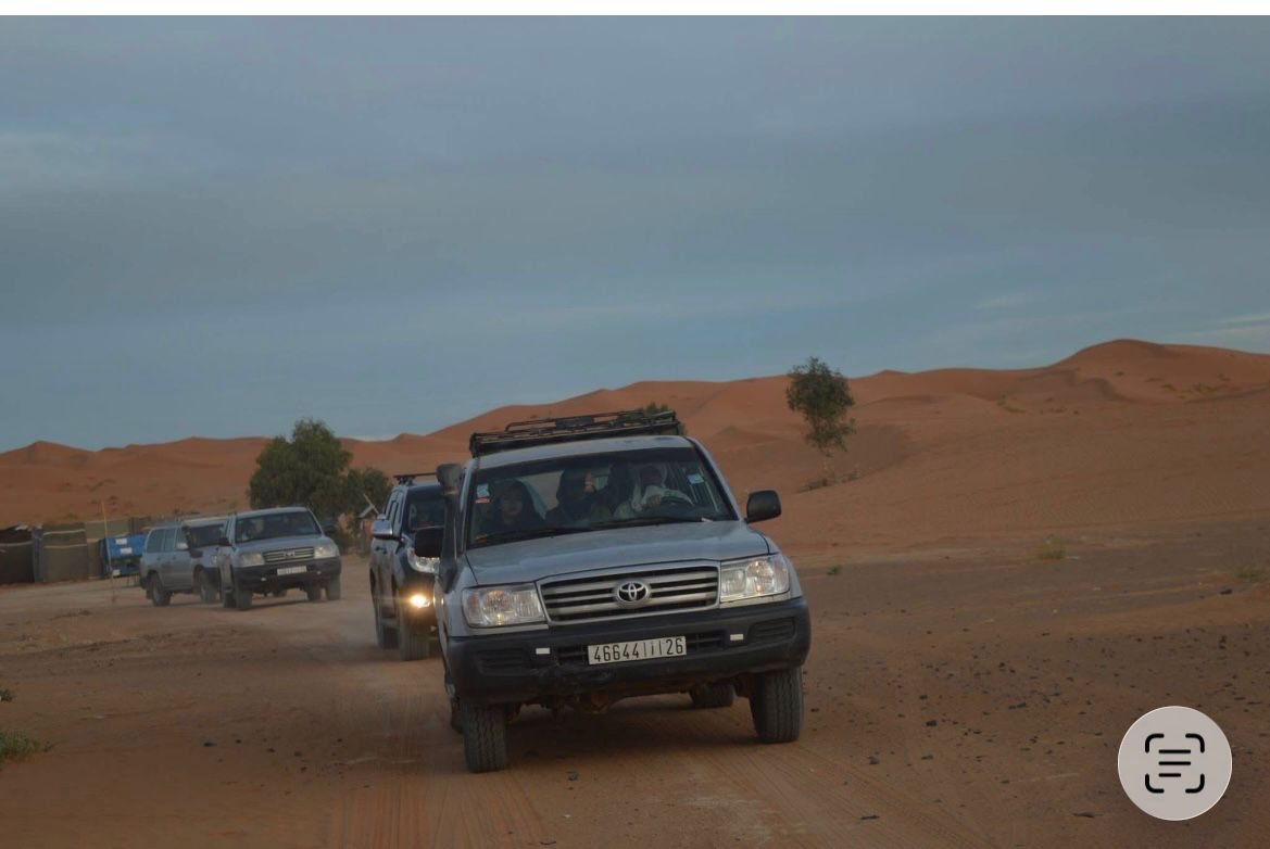 Convoi de 4x4 en route vers les dunes du désert marocain
